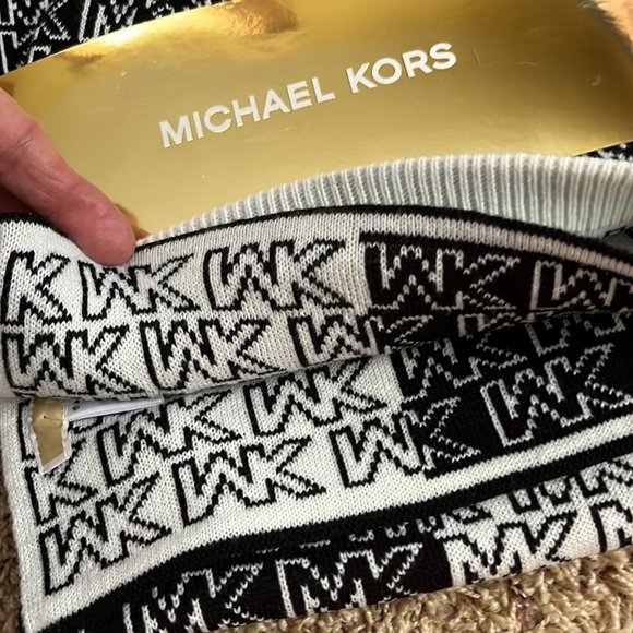 Michael Kors Split Logo Scarf & Reversible Beanie Bellyband Hat Set NWT - Picture 5 of 6